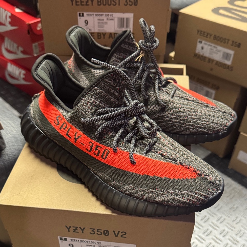 Yeezy Boost 350 V2 carbon beluga HQ7045